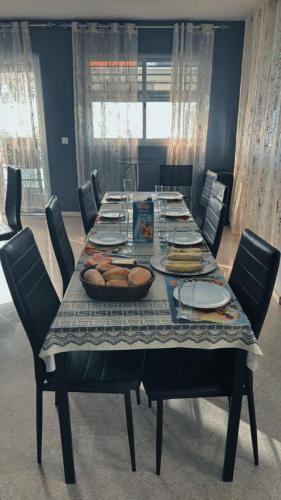 tavolo da pranzo con piatti e cibo di Pensao Restaurante Recanto a Tarrafal