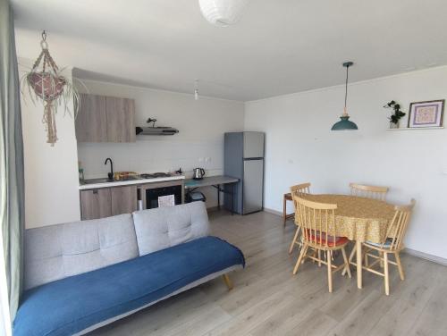 un soggiorno e una cucina con un divano e un tavolo di Departamento Salida Norte Temuco a Temuco