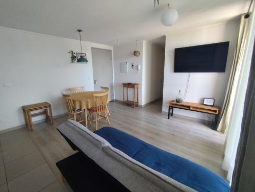 un soggiorno con un divano e un tavolo di Departamento Salida Norte Temuco a Temuco