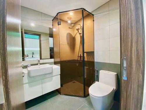 een badkamer met een toilet, een wastafel en een douche bij BedKing Beverly VIP Luxury in Long Bình
