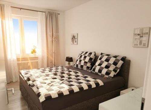 En eller flere senge i et værelse på Helle Premium Ferienwohnung Christine Zweibrücken Ruhig Citynah, 100qm, Sonnentrasse