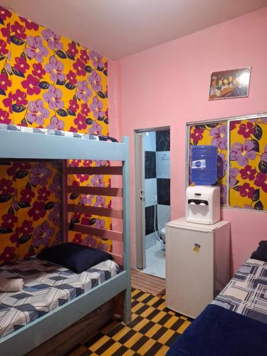 een slaapkamer met een stapelbed en een kleurrijke muur bij Pousada UFPE INN in Recife