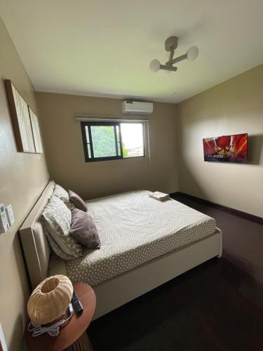 En eller flere senge i et værelse på Villa Japandi