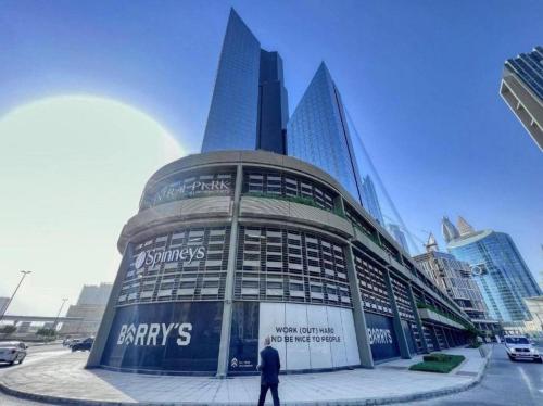 DIFC 1BR, City View, 600m to Metro, Sleeps 4, Pool, Restaurant & Gym