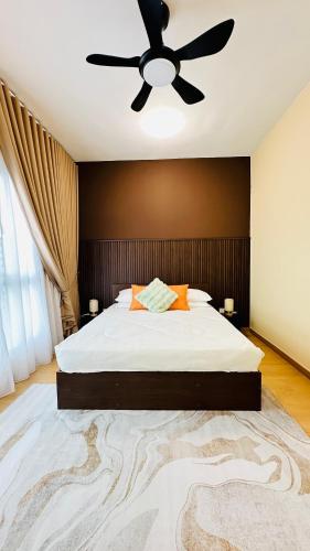 a bedroom with a bed with a ceiling fan at Aisy Suite Splash Mania View in Bandar Gamuda Cove