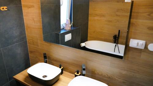 een badkamer met 2 toiletten, een wastafel en een bad bij Villa Luminosa by Villas Guide in Šmrika