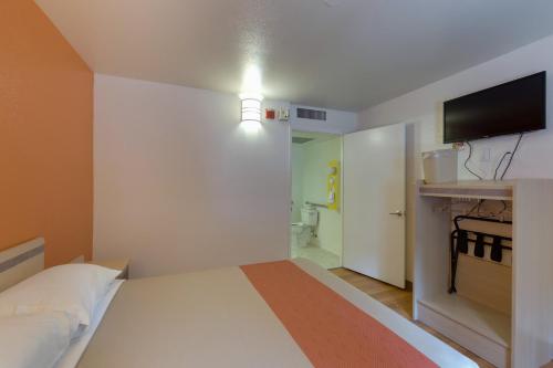 Ett kök eller pentry på Motel 6 Weed - Mount Shasta