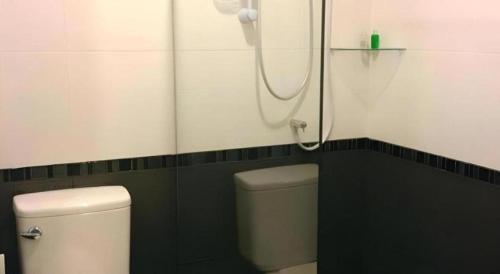 un bagno con doccia e WC di The Capital Hotel a Roi Et