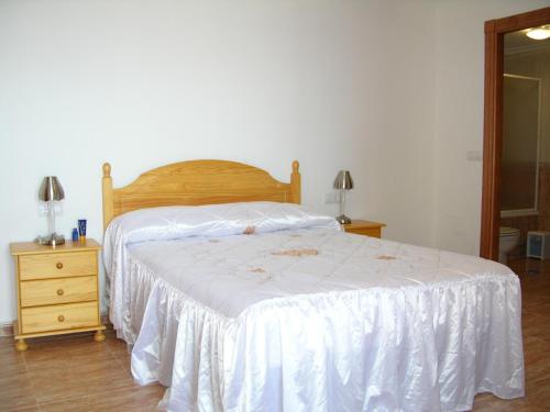 ラ・マンガ・デル・マール・メノールにあるLos Miradores del Puerto - 1507のベッドルーム1室(白いベッドカバー、ナイトスタンド付)