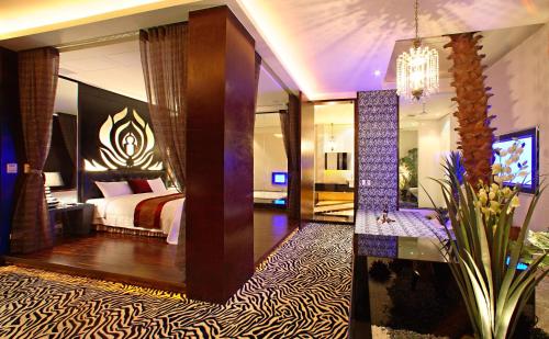 a hotel room with a bed and a chandelier at Changhua Laurel Boutique Motel in Changhua City