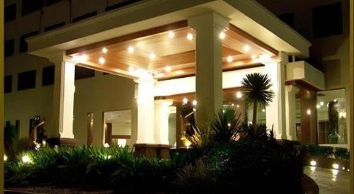 un edificio con luci sulla parte anteriore di Sri U-Thong Grand Hotel a Suphanburi