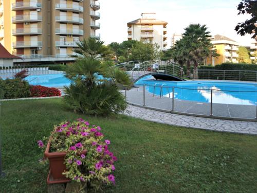 un parque con piscina y parque infantil en La Duna, en Lignano Sabbiadoro