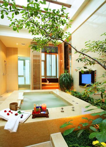a pool room with a pool table and a tv at Changhua Laurel Boutique Motel in Changhua City
