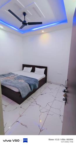 a bedroom with a bed and a ceiling fan at Vishal guest house in Juliāsar