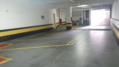 an empty parking garage with yellow and black stripes at Paissandú Palace Hotel - Próximo às ruas 25 de Março, Sta Ifigênia e regiões do Brás e Bom Retiro in Sao Paulo