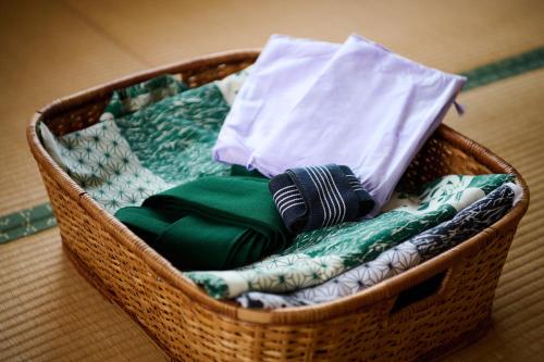 a basket filled with towels and clothes at 旅館おぎた Ryokan Ogita - near Shiraoi Station in Shiraoi