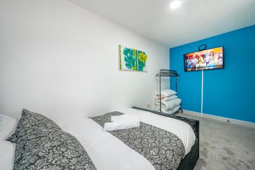 a bedroom with a bed and a tv on the wall at -2AA- for your most relaxed & cosy stay in Beeston