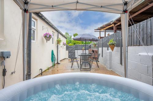 a hot tub in the backyard of a house at -2AA- for your most relaxed & cosy stay in Beeston