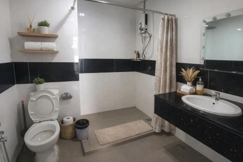 Phòng tắm tại Georgetown High-Floor Seaview Modern Suite 2BR Condo Next to Gurney 23A