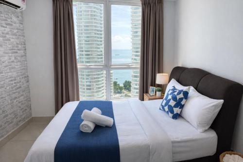 Giường trong phòng chung tại Georgetown High-Floor Seaview Modern Suite 2BR Condo Next to Gurney 23A