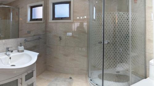 a bathroom with a shower and a sink at Cabañas Perlas del Sur in Valdivia
