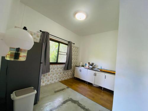 een badkamer met wastafel en toilet in een kamer bij Sabai Homes 3 in Mae Haad