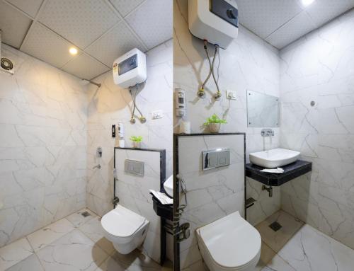 un bagno con un water e un lavandino di Hotel Tark Premium Near Delhi Airport a Nuova Delhi