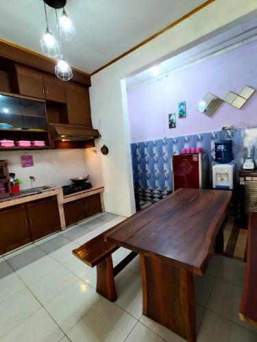 una cucina con un tavolo di legno in una stanza di Villa berastagi murah bukit asri a Medan