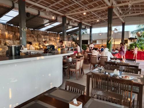 een restaurant met mensen aan tafel bij Phi Phi Mountain Beach Resort SHA Certified in Phi Phi Don