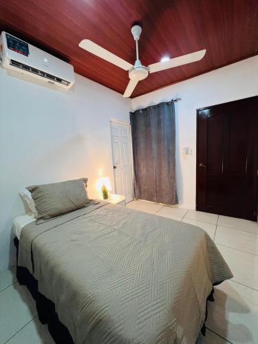 a bedroom with a bed and a ceiling fan at Hotel Posada Casa Real in León