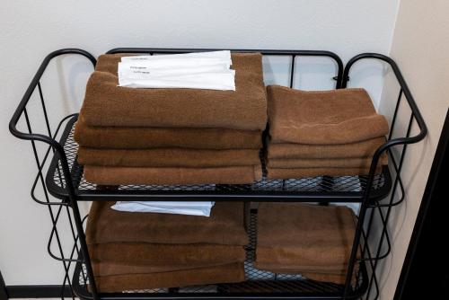 a wire rack with brown towels on it at AMP FLAT Marron Hontosu in Tosu