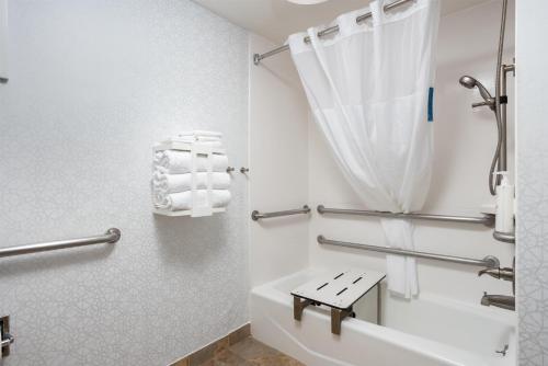 een badkamer met een toilet met een gordijn bij Hampton Inn Carrollton KY in Carrollton