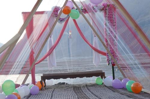 een tent met ballonnen en een bos ballonnen bij Dera Lamsa Resort Shigar in Shigar