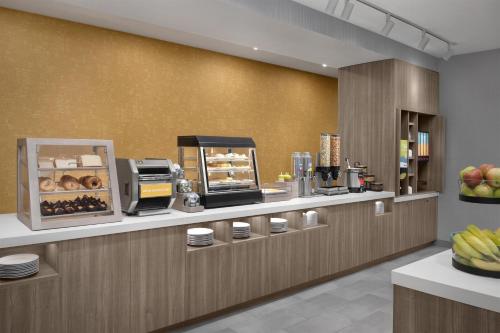 a bakery counter with aasteryasteryasteryasteryasteryasteryasteryasteryasteryasteryastery at Home2 Suites By Hilton Syracuse Liverpool Airport Area in Liverpool