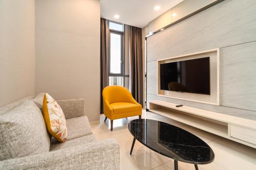 un soggiorno con un divano e una TV di Societe Suites By iHost Global a Kuala Lumpur
