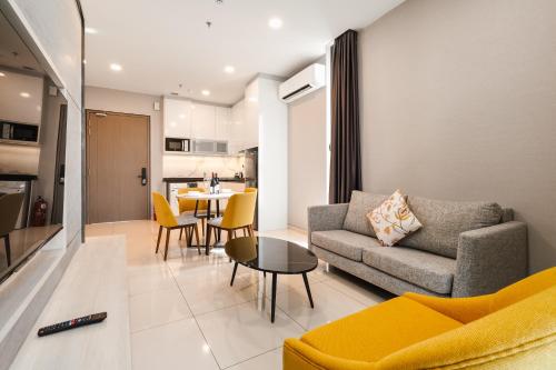 un soggiorno con un divano e un tavolo di Societe Suites By iHost Global a Kuala Lumpur