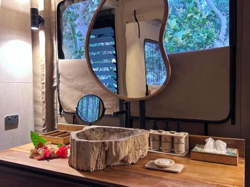 un bancone del bagno con specchio e lavandino di Serenity Sands - Island Glamping a Bounty Island