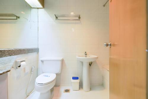 a bathroom with a toilet and a sink at Wish Inn Chidlom - Ratchadamri 2 in Pratunam