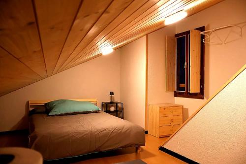 Giường trong phòng chung tại Spacious 2BR - Covered Terrace - Osogna