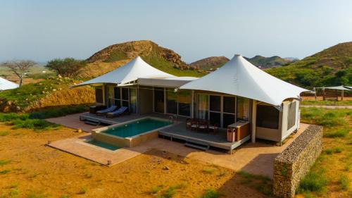 una vista aerea di una casa con piscina di Moon Retreat by Sharjah Collection a Sharjah