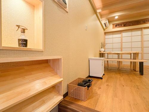 Heart Inn Double bathroom 11 guests Direct access to Kansai Airport 5min walk from the station Freewifi