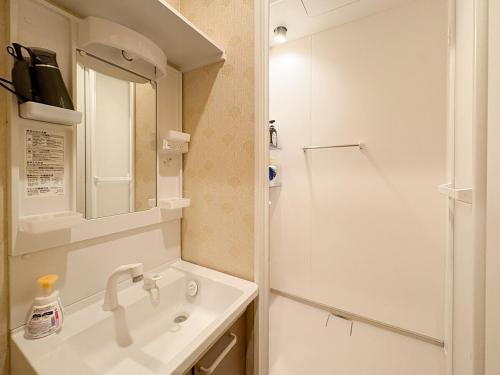 Heart Inn Double bathroom 11 guests Direct access to Kansai Airport 5min walk from the station Freewifi