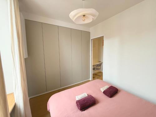 Een bed of bedden in een kamer bij Le Ptit Rennes- 200 m de la Gare Cosy Lumineux