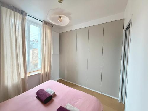 Een bed of bedden in een kamer bij Le Ptit Rennes- 200 m de la Gare Cosy Lumineux