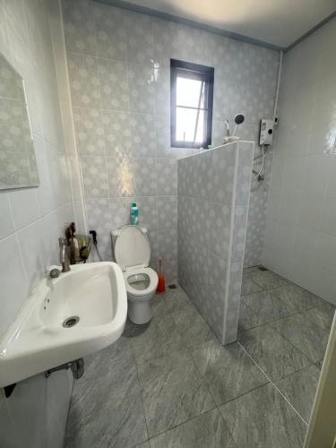 a bathroom with a sink and a toilet and a window at บ้านไร่สกายดาวเขาใหญ่ in Ban Nong Khung