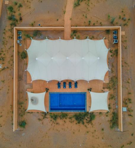 una vista sul soffitto di un tavolo e di due sedie di Al Badayer Retreat by Sharjah Collection a Sharjah