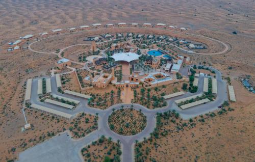 una vista aerea di un resort nel deserto di Al Badayer Retreat by Sharjah Collection a Sharjah