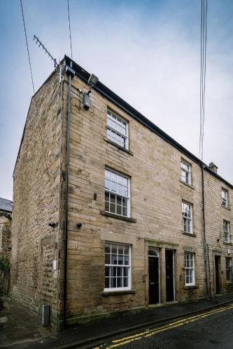 an old brick building on the side of a street at Sun Street Retreats in Lancaster
