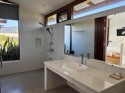 a bathroom with a sink and a mirror at Sumator Resort Chiangrai สูมาเต๊อะ รีสอร์ท เชียงราย in Ban Huai Phaya Kao