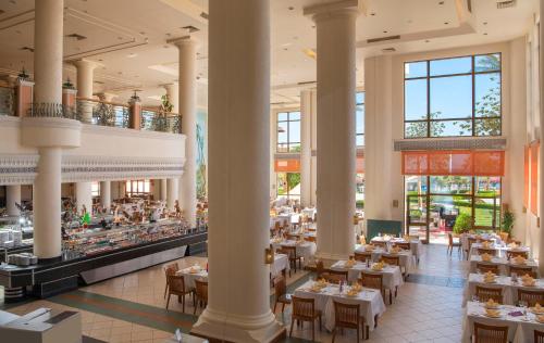 沙姆沙伊赫卡米里翁俱乐部度假村的餐厅的用餐大厅的景色